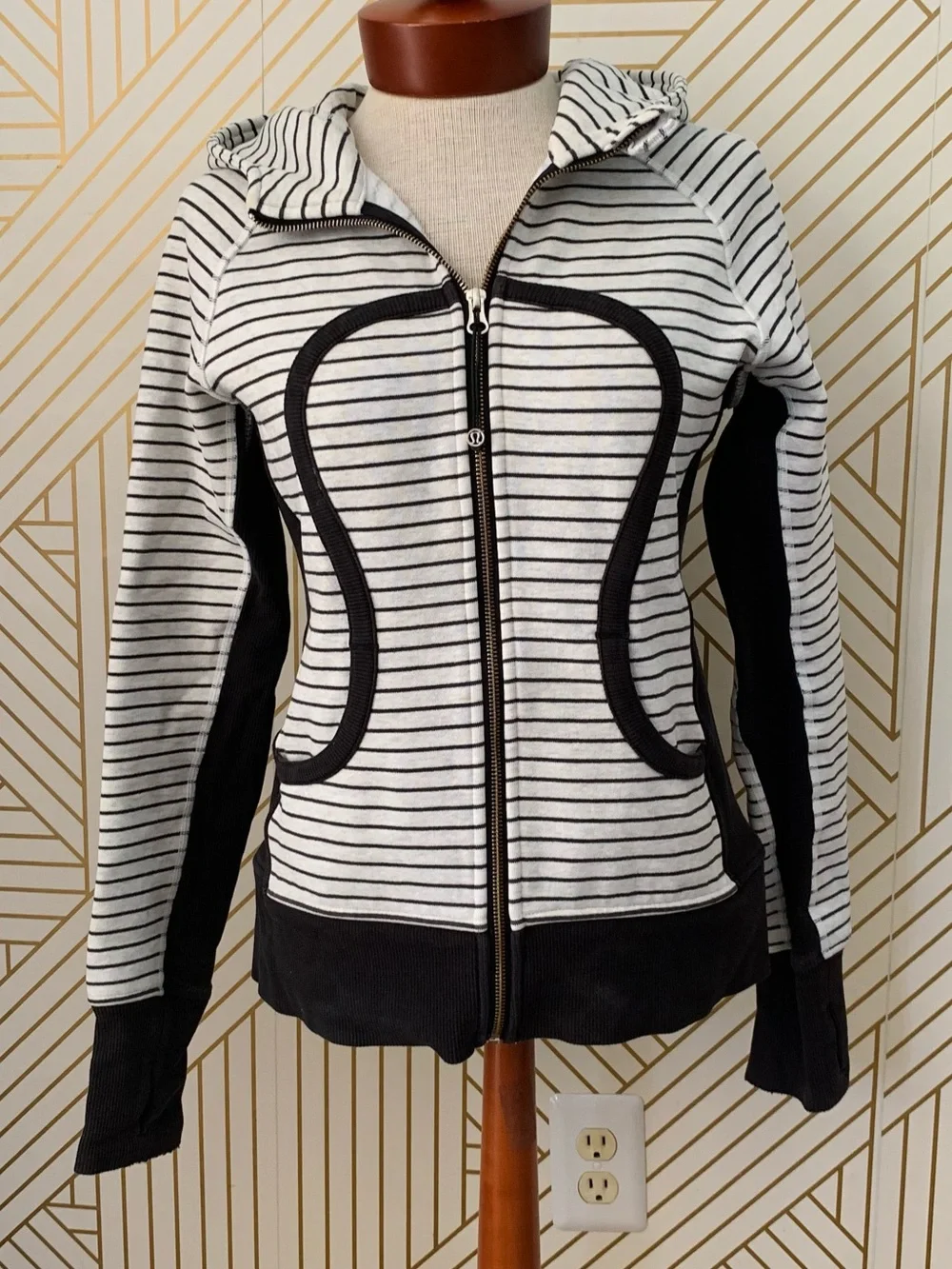 Lululemon Scuba Striped Full Zip Up Hoodie logo front Black & white Size 6
